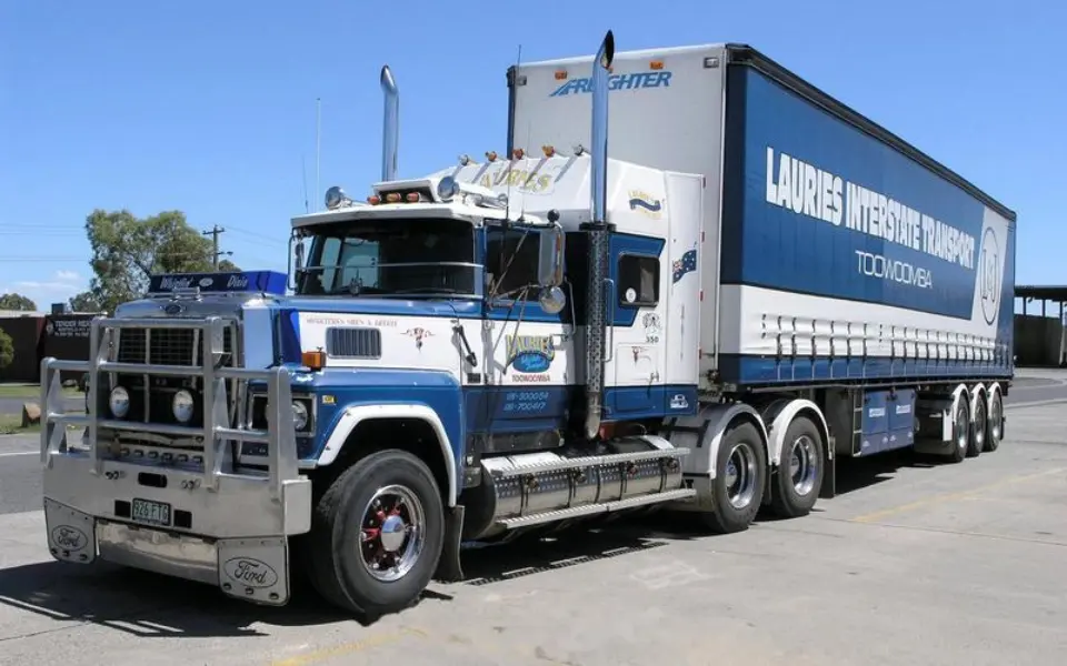 Por que os caminhões domésticos não apontam os tubos de escape para cima?